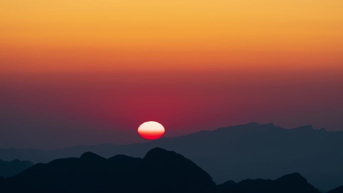 群山日出可见太阳黑子