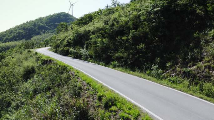 航拍越野汽车行驶在山路坦克300