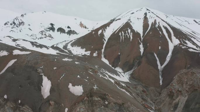 航拍青海阿尼玛卿雪山陡峭的崖壁