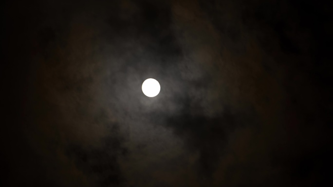夜间多云天气的满月延时摄影，月黑风高夜晚