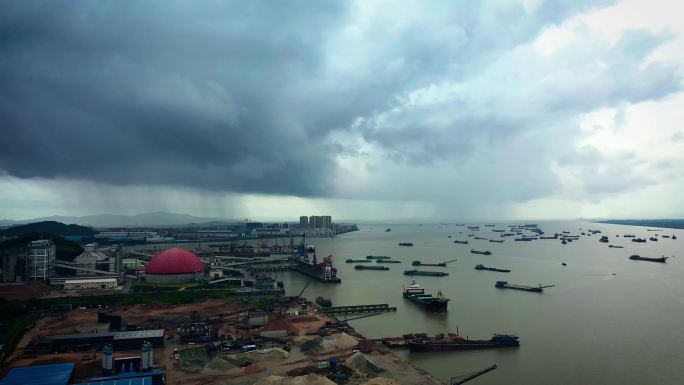 暴风雨来临前的海港