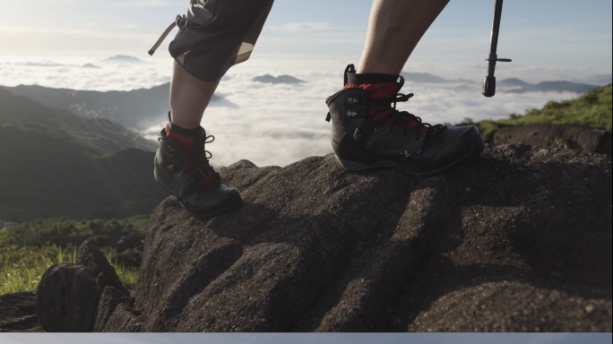 大气徒步登山眺望远方