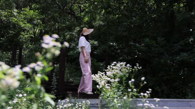 年轻的旅游女子在山顶徒步旅行 美女登山