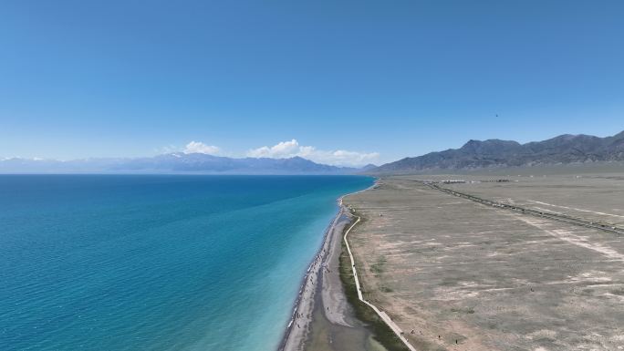 新疆伊犁赛里木湖蓝天白云航拍