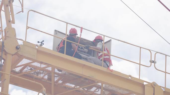 施工人员高空塔吊作业