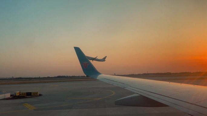 大兴机场飞机落地夕阳