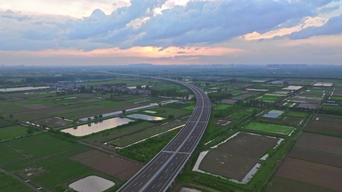 乡村田野上的高速公路