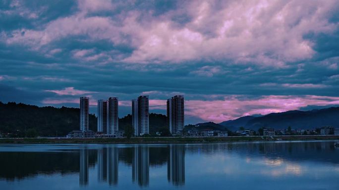 黄昏彩云天空城市湖水江河波光背景