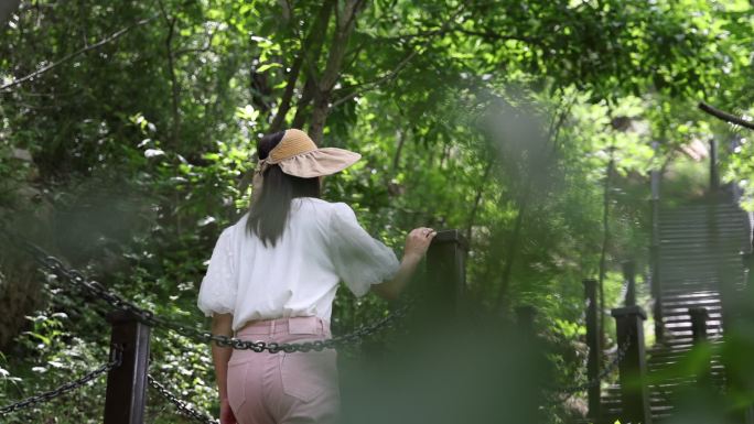 年轻的旅游女子在山顶徒步旅行 美女登山