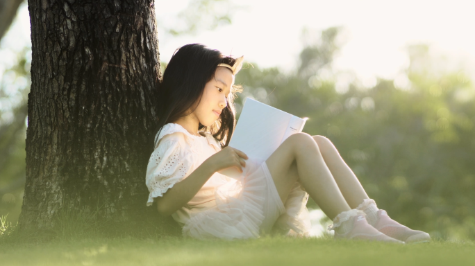 夏天小女孩在阳光草地上看书【原创可商用】