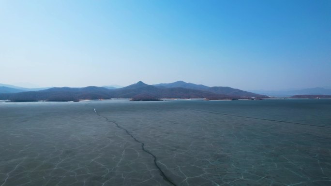 吉林市松花湖冰面开裂融化冰排自然风光航拍