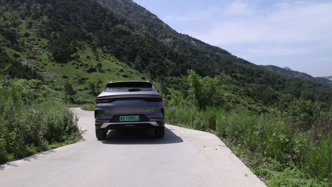 比亚迪汽车山区弯道道路山路绿树