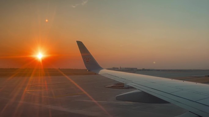 大兴机场 飞机 落地 夕阳