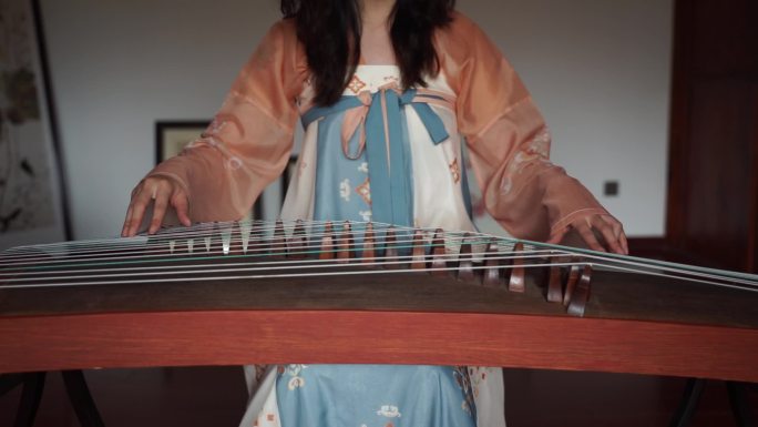 美女弹奏中国古典乐器