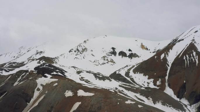 航拍青海省阿尼玛卿山夏季积雪的山顶