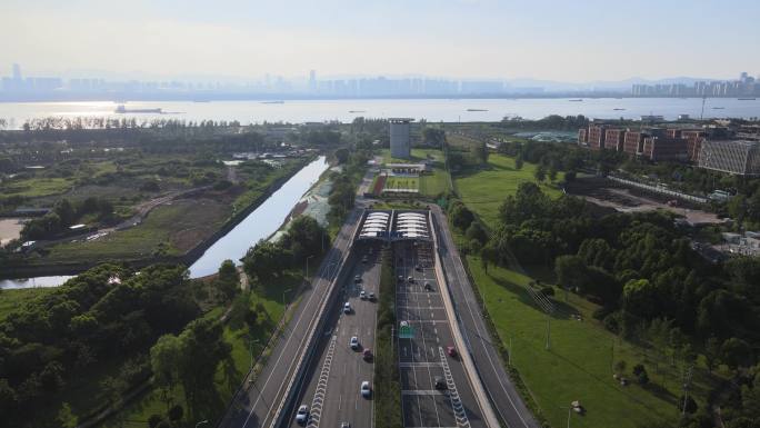 南京江心洲隧道  车流 船流