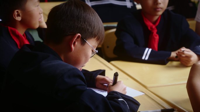 希望小学山区学校留守儿童上课写字