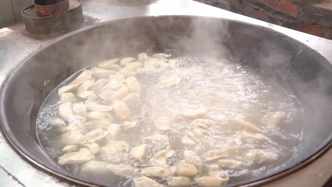 煮饺子特写镜头 大锅下饺子 过年饺子