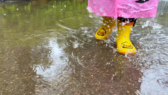 小孩玩水下雨天踩水