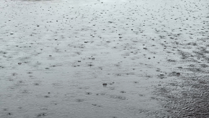 暴雨大雨，下雨水面雨滴，雨水掉落溅起水花