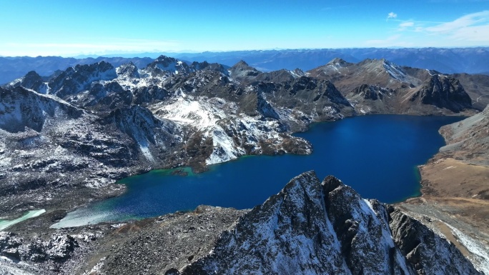 四川巴塘县亚莫措根雪山湖泊自然风光