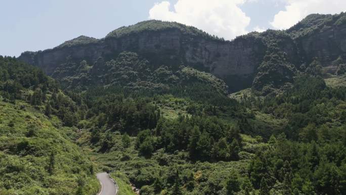 山林里汽车路跑