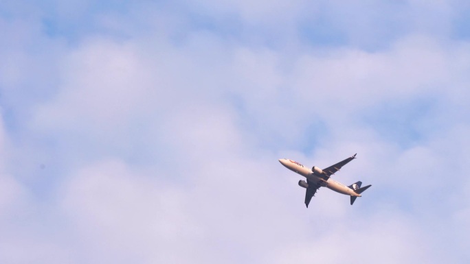 厦门航空飞机从天空飞过