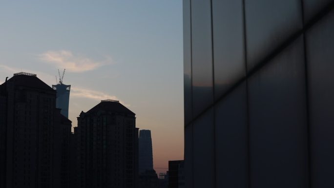 冬天早晨北京城市空镜大楼烟囱楼顶天空朝霞
