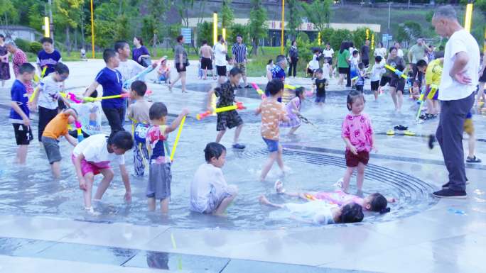 4K实拍夏日酷暑儿童戏水玩水多组镜头