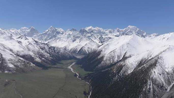 新疆美景、雪山、蓝天白云、航拍、4k