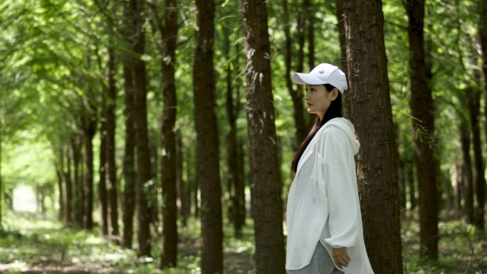 好客山东济南年轻女孩走路漫步在天然氧吧