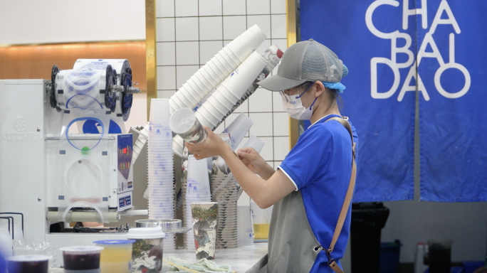 茶百道奶茶冷饮店内做奶茶点单顾客等候4k