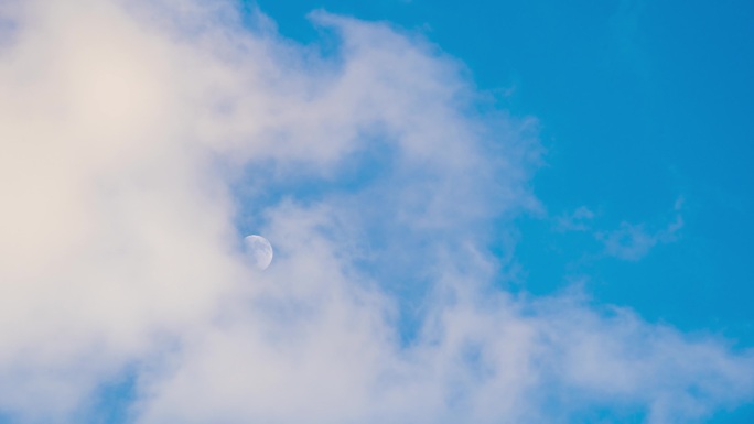 日落前的白云掠过月亮延时摄影 蓝天