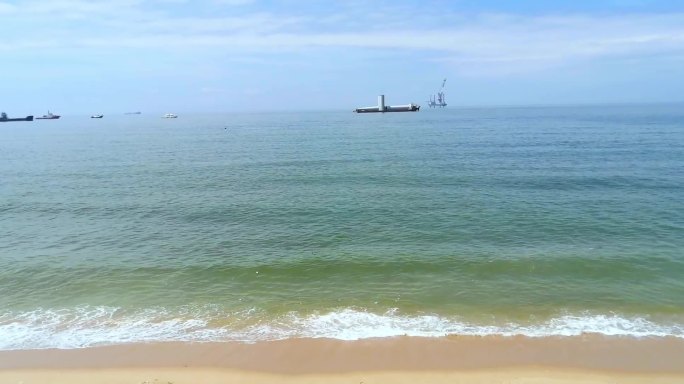 蓝天碧海海水绿色海浪清澈海水实拍视频素材