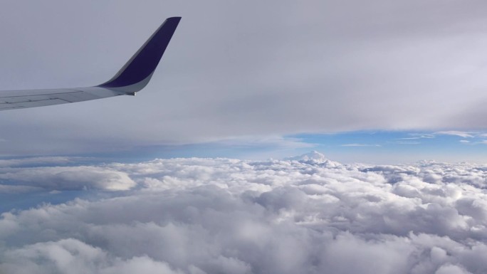 飞机穿过云层云端国产大飞机