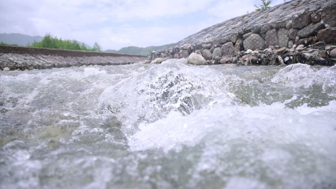 溪水流下慢门实拍