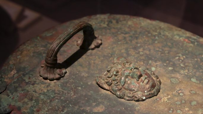 外国文物：新亚述时期 阿富汗 铜棺细节