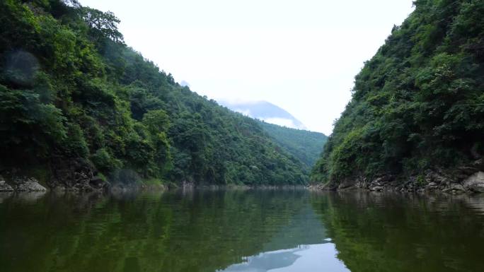 山水画廊休闲游 游艇行驶江河湖 青山绿水