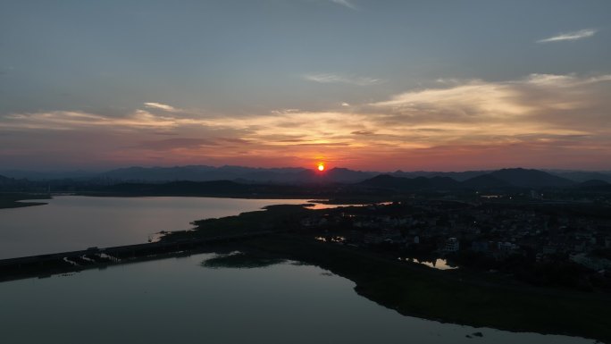 浙江诸暨高速绍诸高速夕阳晚霞车流湖面水面