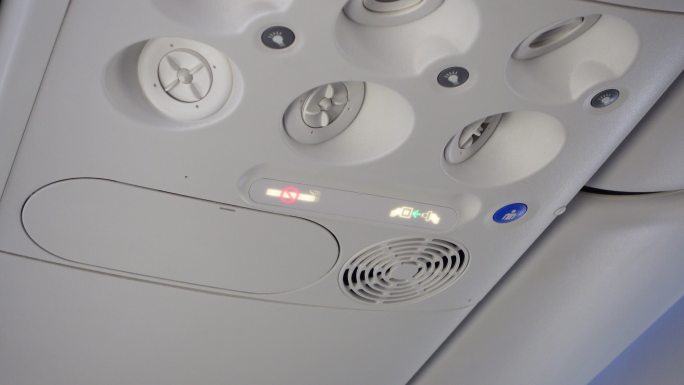 飞机座舱安全带提示灯亮起关闭确保飞航安全