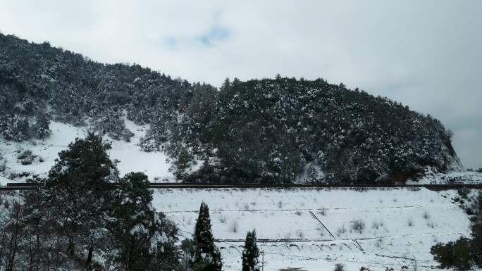 冬季雪景自然风光视频残雪覆盖雪山公路汽车