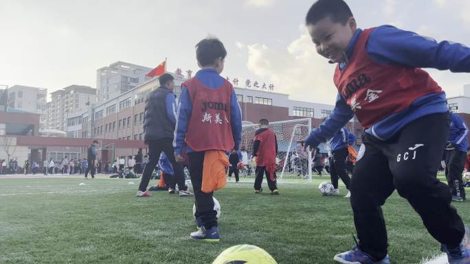 小学生孩子笑脸体育活动 体育课 操场活动