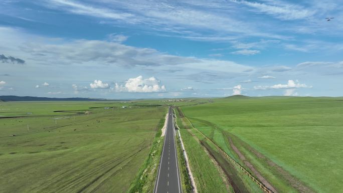 航拍草原公路