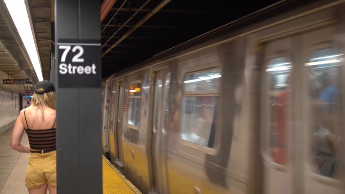 美国纽约地铁驶来画面4K