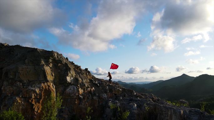 爱国教育阳光少年手持红旗山顶奔跑追逐梦想