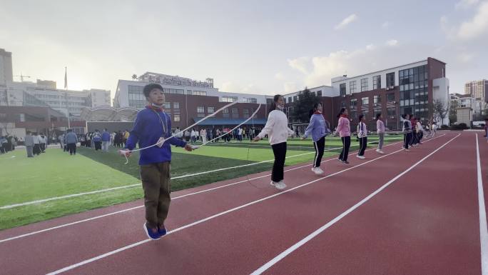 小学生孩子笑脸体育活动 体育课 操场活动