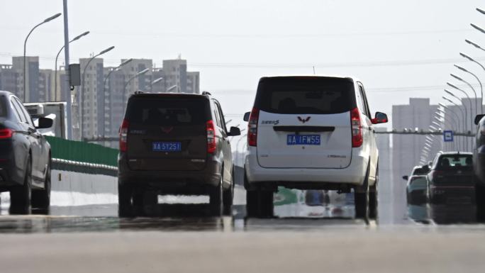 高温炎热夏天汽车公路行驶