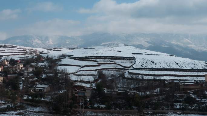 冬季雪景自然风光视频积雪覆盖田野树林村庄