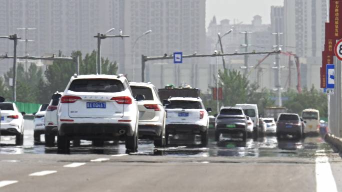 高温炎热夏天汽车公路行驶