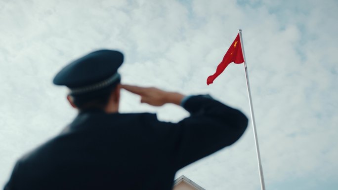 4K_警察军人面向红旗敬礼背影逆光剪影